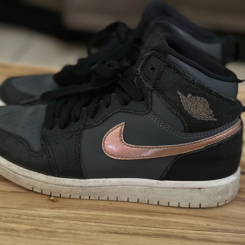 Jordan‎ 1 mids Rose Gold